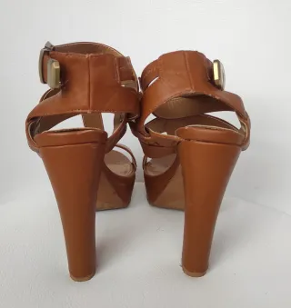 Sandalias de tacón marrón