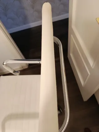 Silla de oficina blanca con ruedas