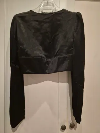 Chaqueta corta satinada negra