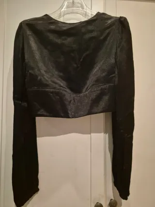 Chaqueta corta satinada negra