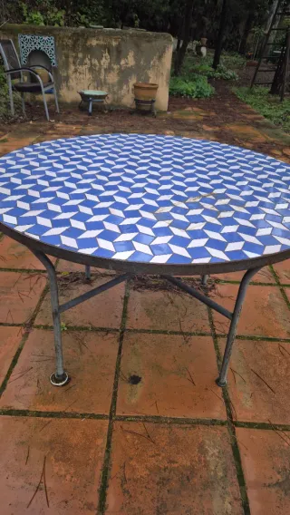 Tavolo in cemento e piastrelle artigianali