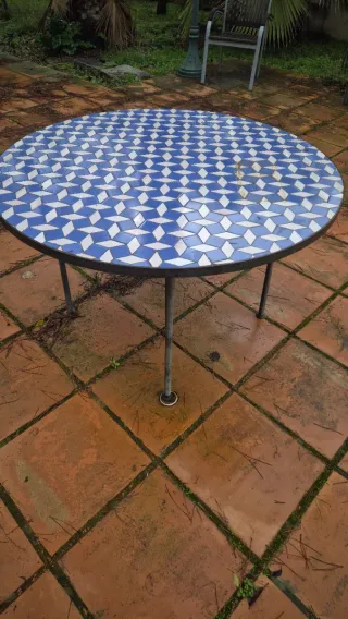 Tavolo in cemento e piastrelle artigianali