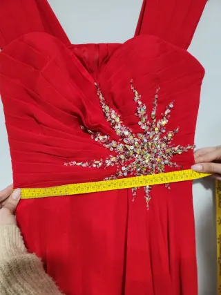 Vestido de fiesta rojo con pedrería
