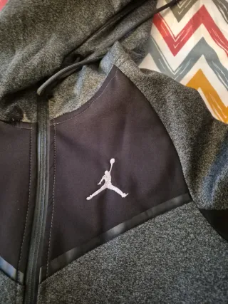 Sudadera Jordan con capucha gris y negra