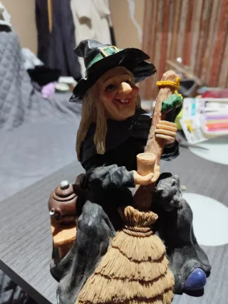 Figura de Bruja con Escoba y Gato