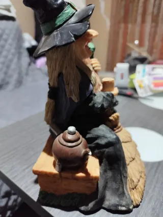 Figura de Bruja con Escoba y Gato