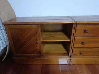Mueble de madera con puertas y cajones