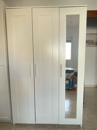Armario blanco de  3 puertas con espejo
