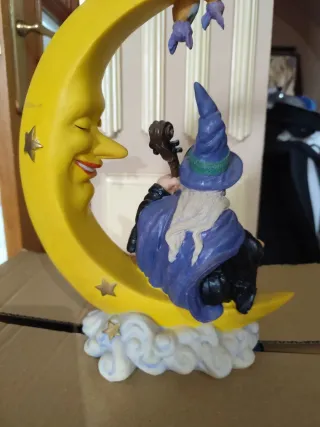 Figura Bruja Tocando Violonchelo Luna Murciélagos