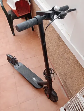 Monopatín eléctrico negro