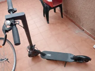 Monopatín eléctrico negro