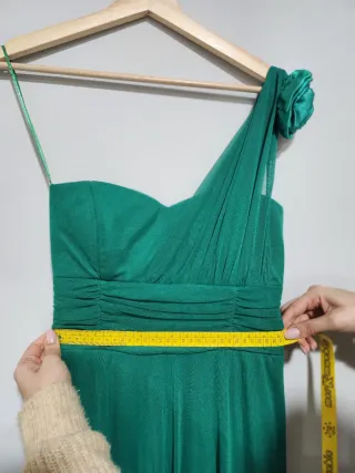 Vestido verde de fiesta asimétrico