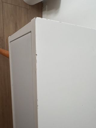 Escritorio blanco con patas de madera