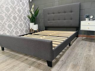 Cama con somier y cabecero.