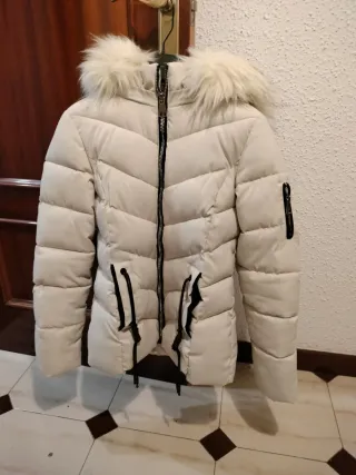 Chaqueta acolchada blanca con capucha de pelo