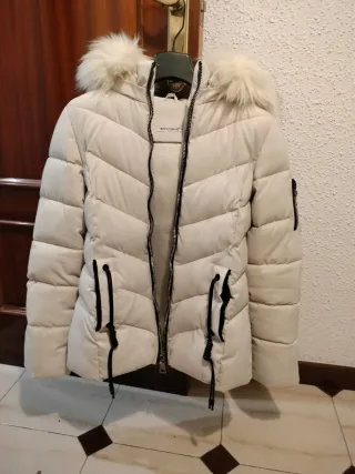 Chaqueta acolchada blanca con capucha de pelo