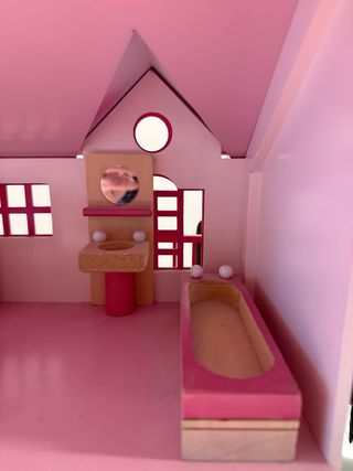 Casa de muñecas rosa y blanca