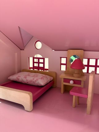 Casa de muñecas rosa y blanca