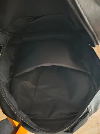 Mochila de piel negra