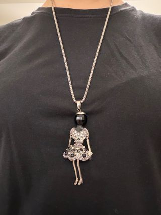 Collana con ciondolo bambola