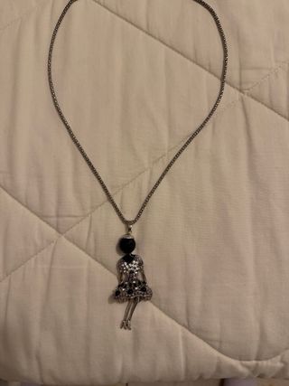 Collana con ciondolo bambola