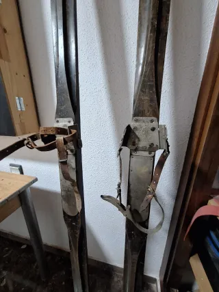 Esquís de madera antiguos con fijaciones