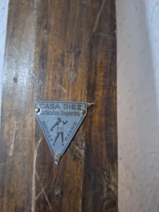 Esquís de madera antiguos con fijaciones