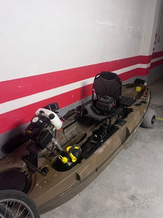 Kayak de pesca con motor y pedalera