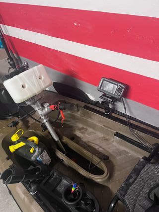 Kayak de pesca con motor y pedalera