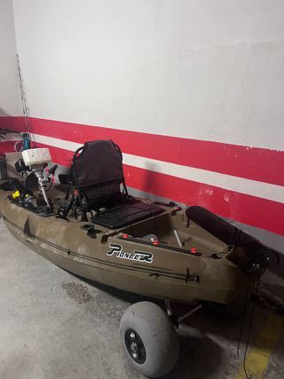 Kayak de pesca con motor y pedalera