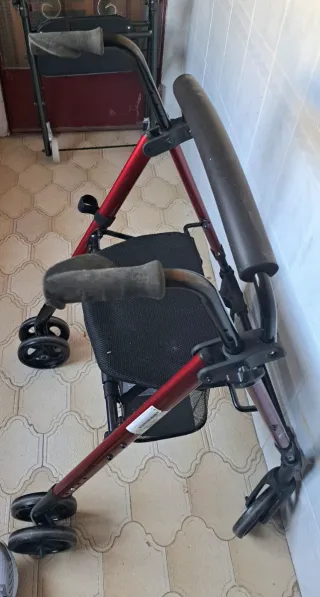 Andador para mayores con asiento y comoartimiento