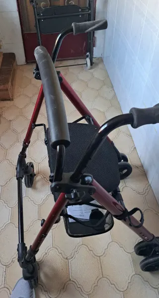 Andador para mayores con asiento y comoartimiento