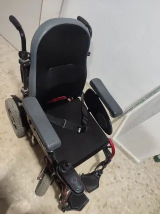 Silla de ruedas eléctrica negra y roja