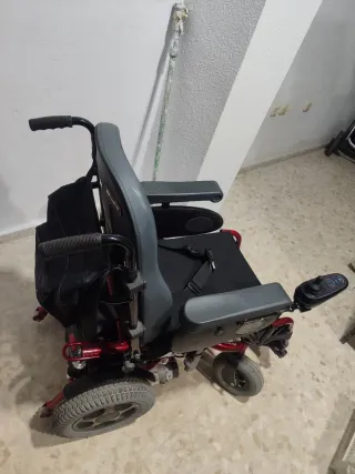 Silla de ruedas eléctrica negra y roja