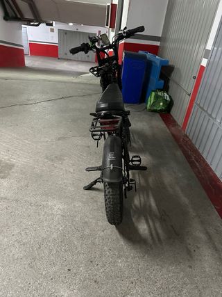 Bicicleta eléctrica negra electrica