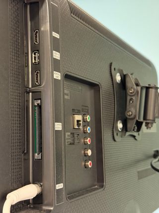 Samsung Smart TV 24” UE24N4305AK y soporte pared