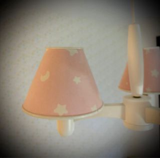 Lámpara infantil estrellas y lunas rosa