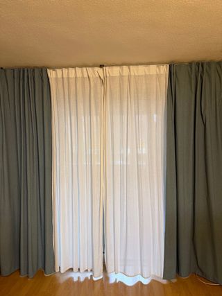 Cortinas verdes y blancas de tela
