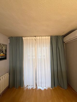 Cortinas verdes y blancas de tela
