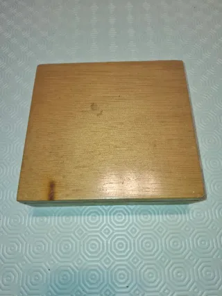 Caja de madera con compartimentos