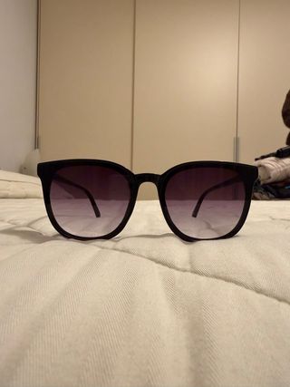 Occhiali da sole neri e viola