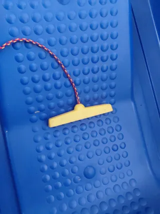 Trineo azul con pala amarilla