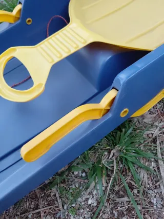 Trineo azul con pala amarilla