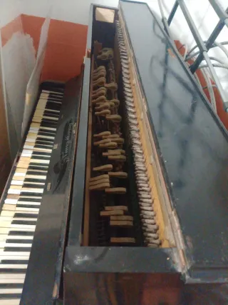 Piano antiguo madera para restaurar