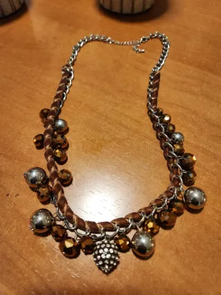 Collar con cuentas y cadena