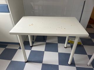 Mesa de cocina blanca