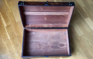 Cofre de madera con detalles metálicos