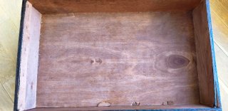 Cofre de madera con detalles metálicos