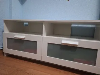 Mueble TV blanco con cajones y cristal