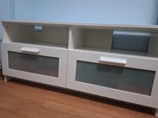 Mueble TV blanco con cajones y cristal